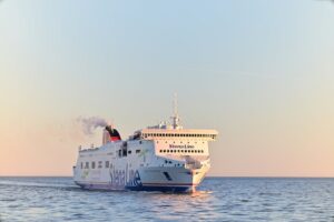 Ferry de pasajeros navegando al atardecer rumbo a Reino Unido