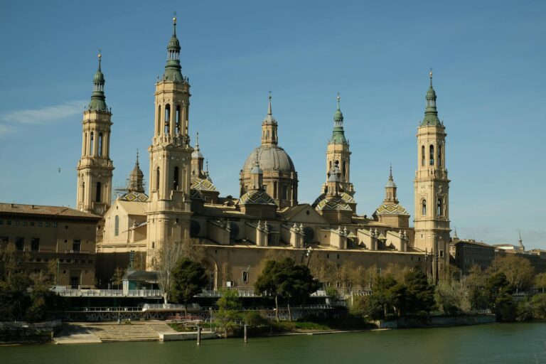 Home Elementor 7 Basilica del Pilar de Zaragoza bajo cielo azul con la cupula central donde estan los frescos de Goya