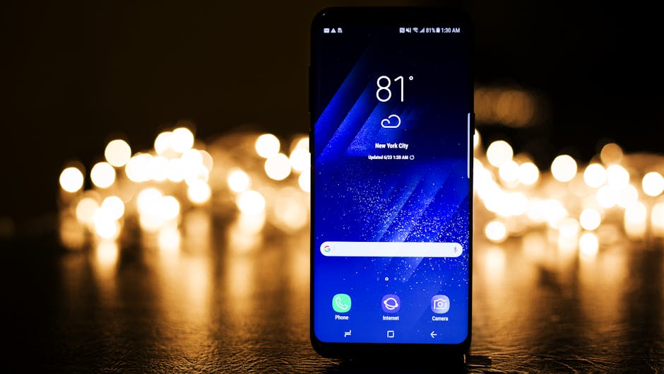 Smartphone mostrando pronóstico del tiempo en pantalla iluminada