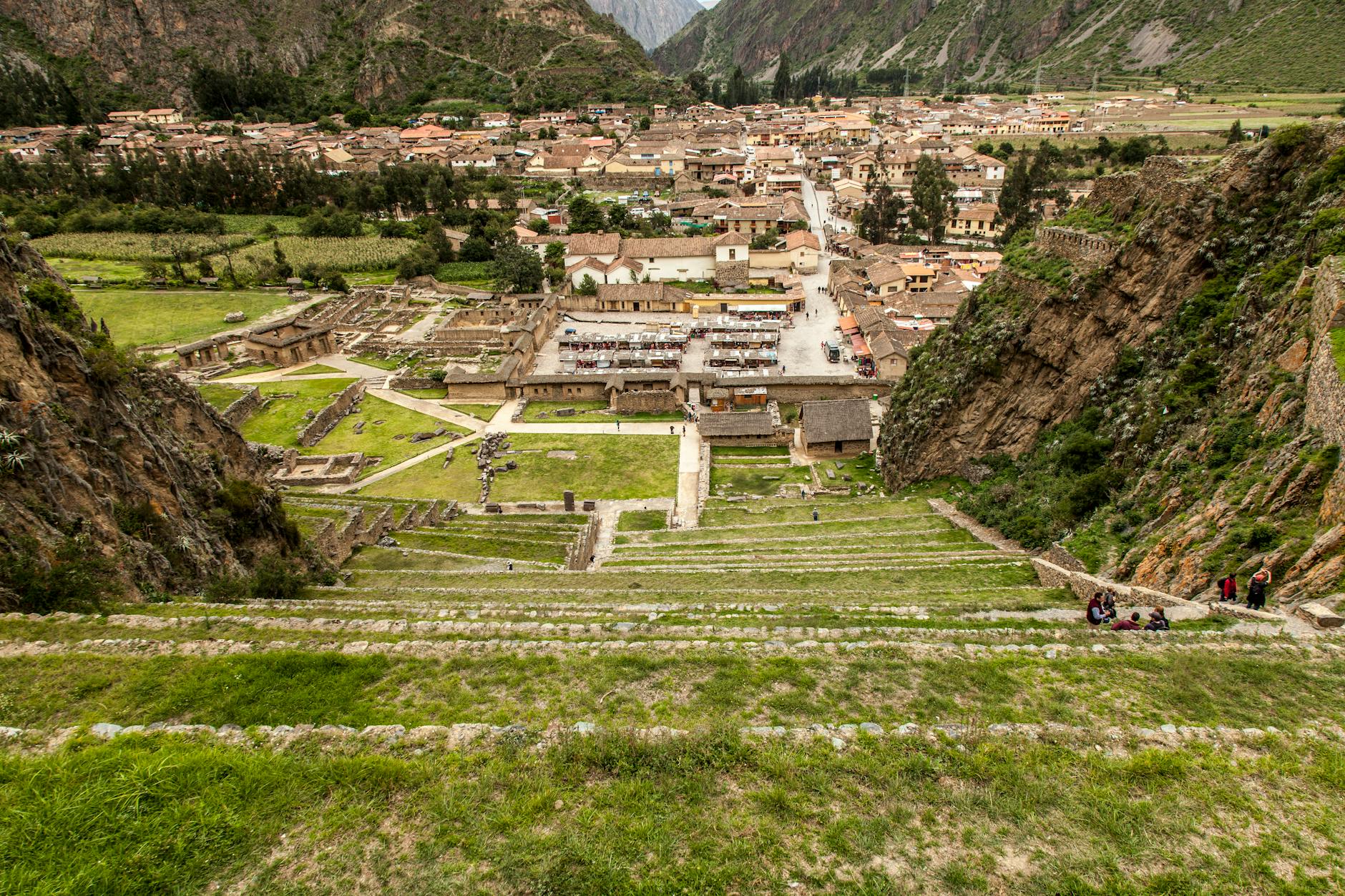 Ruinas de Ollantaytambo en el Valle Sagrado de los Incas con montañas al fondo
