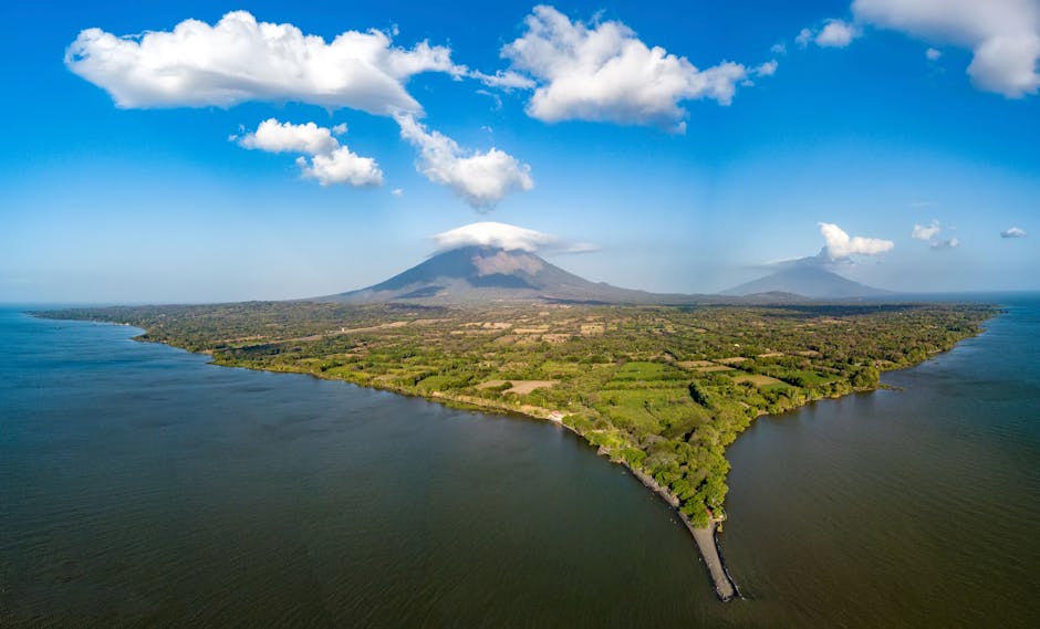 Vista aérea de la isla Ometepe y sus volcanes rodeados por el lago de Nicaragua