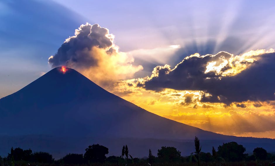 Erupción del volcán Masaya al atardecer con nubes de colores en León, Nicaragua