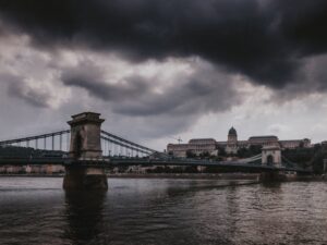 Nubes de tormenta sobre el Puente de las Cadenas de Budapest y el Danubio