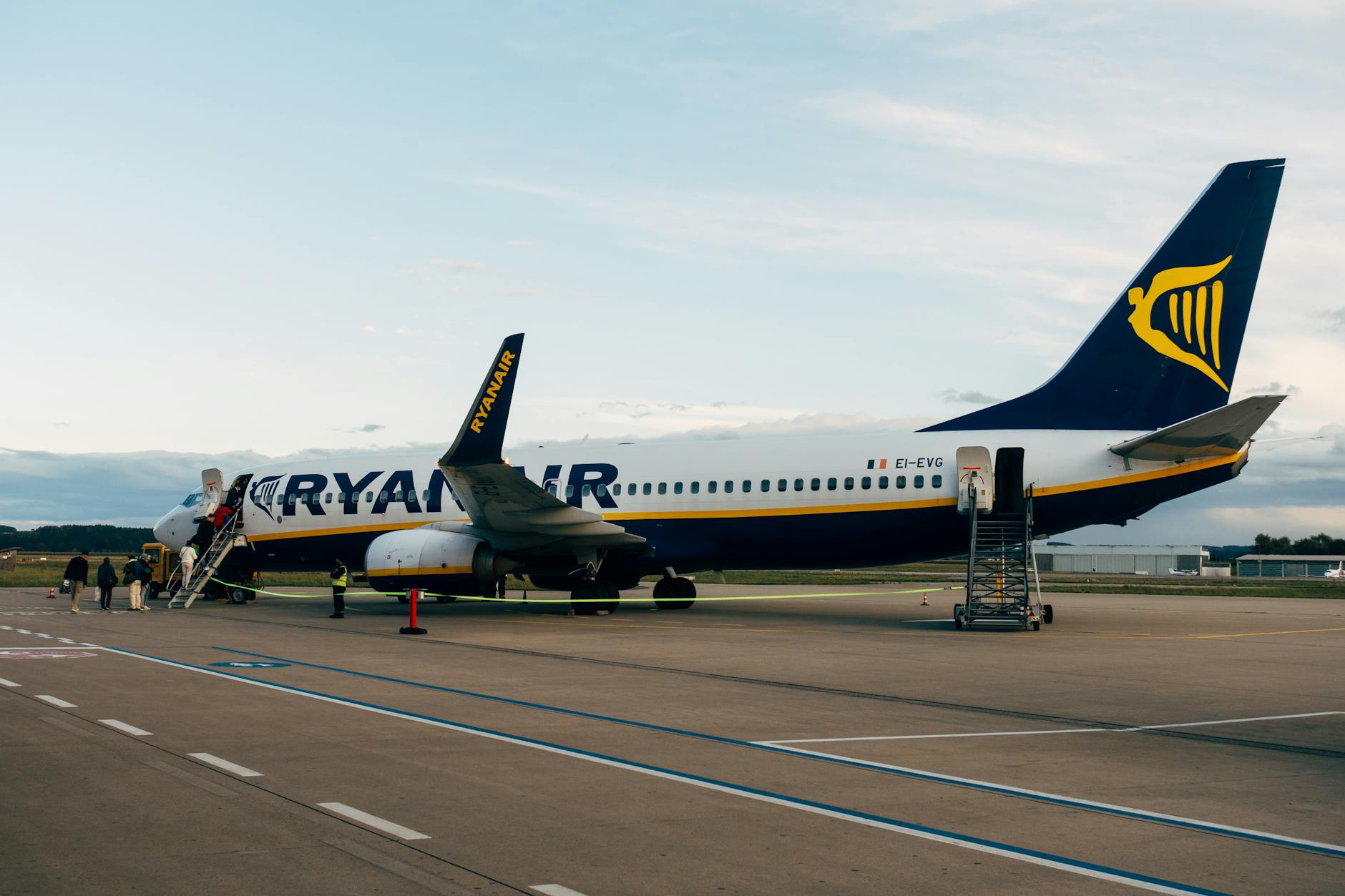 Guía de aerolíneas low cost en Europa 2026: cuáles merece la pena y cuáles evitar 2 Pasajeros embarcando en un avión de Ryanair por escalerilla
