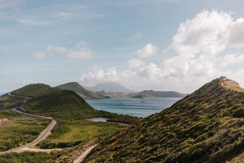 Vista panorámica desde Timothy Hill en San Cristóbal y Nieves con el océano Atlántico y el mar Caribe