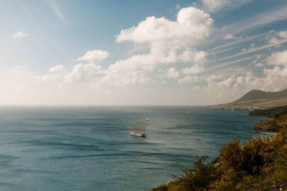 Velero navegando frente a la costa de San Cristóbal y Nieves en el Caribe