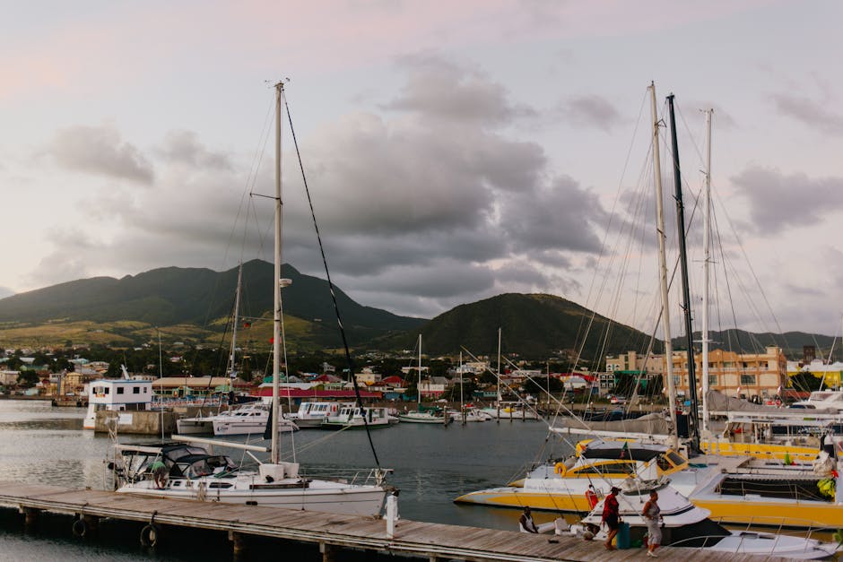 Puerto deportivo de Basseterre con veleros y montañas volcánicas al atardecer