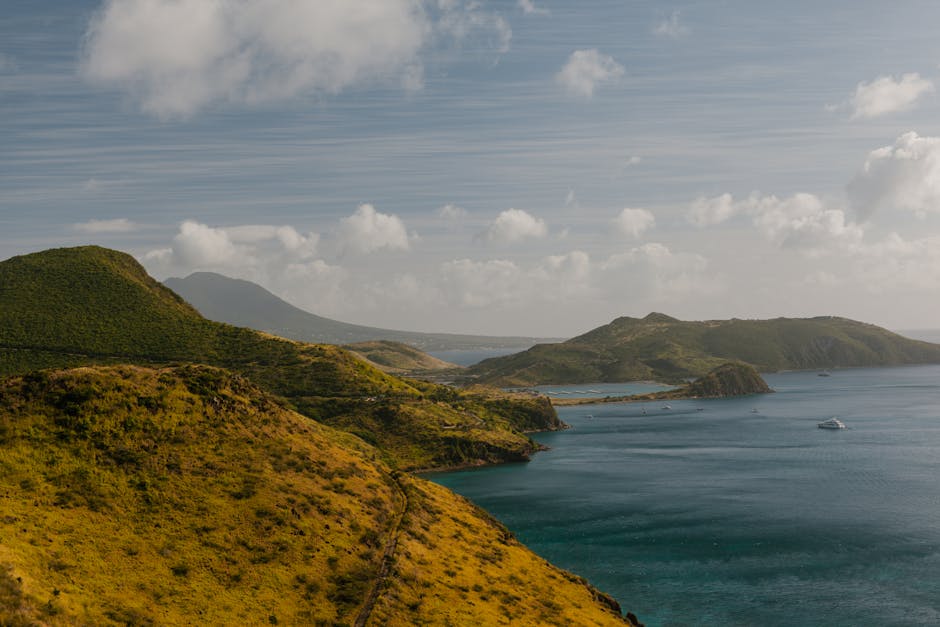 Vista aérea de la isla de Nieves rodeada de aguas turquesas del Caribe