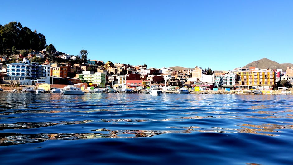 Copacabana y el lago Titicaca en Bolivia con barcas en la orilla