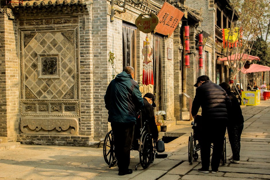 Turismo accesible en 2026: guía completa de recursos para viajar sin barreras 3 Personas en sillas de ruedas explorando arquitectura en una calle de ciudad, viaje accesible