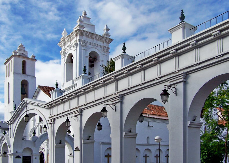 Arcos coloniales blancos y torres de Sucre, la Ciudad Blanca de Bolivia
