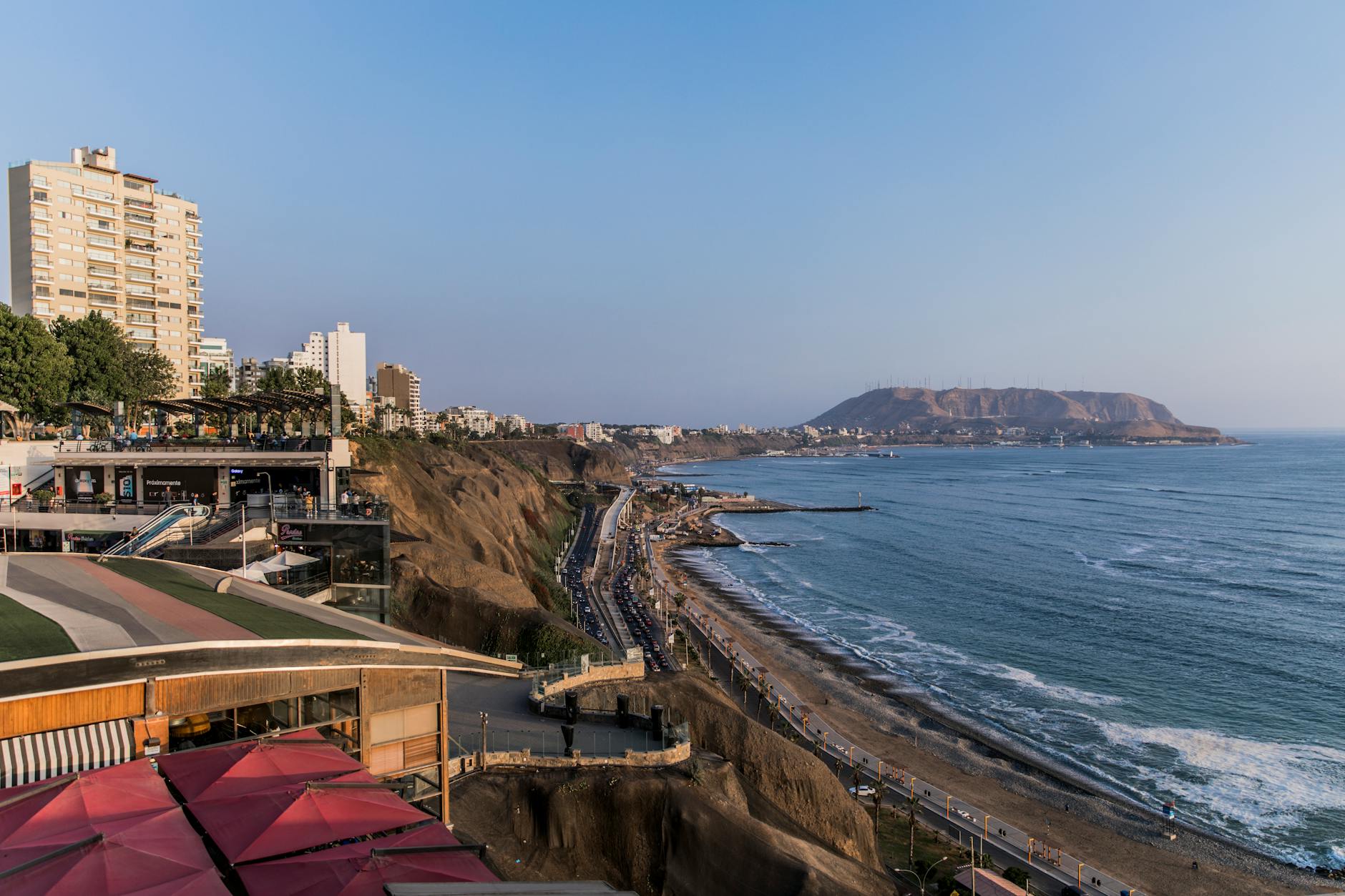 Costa de Miraflores en Lima con vista al océano Pacífico y el skyline urbano