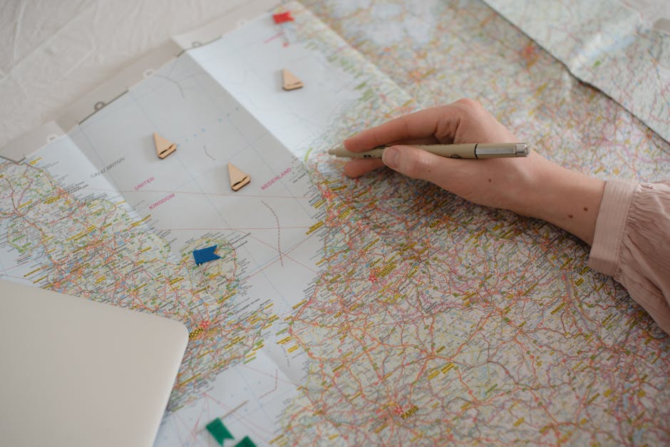Mano planificando ruta de viaje sobre mapa de Europa con bolígrafo