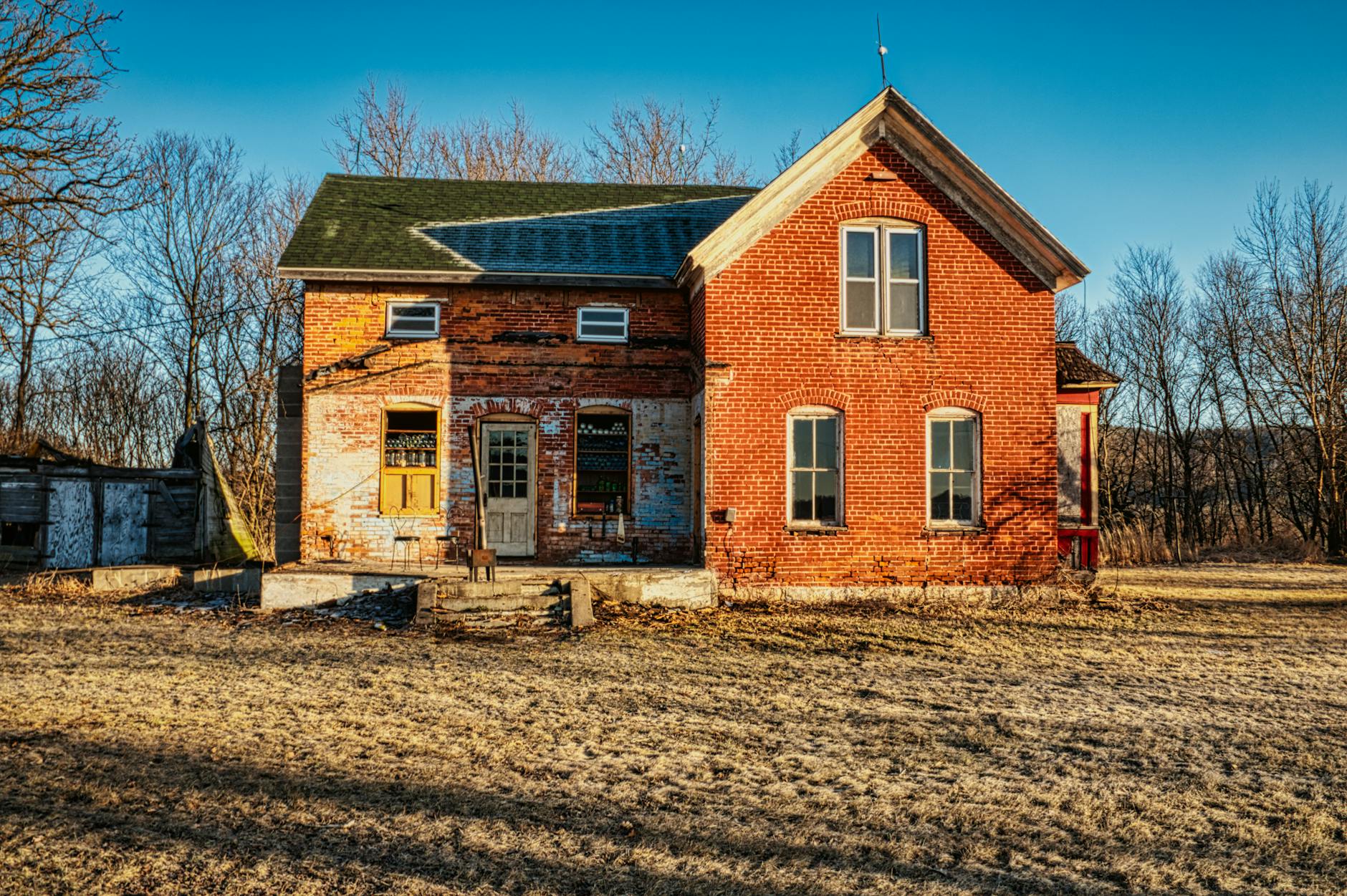 Centralia: la ciudad de Pennsylvania que lleva ardiendo desde 1962 4 Casa de granja abandonada en paisaje rural americano, similar a las casas desalojadas de Centralia