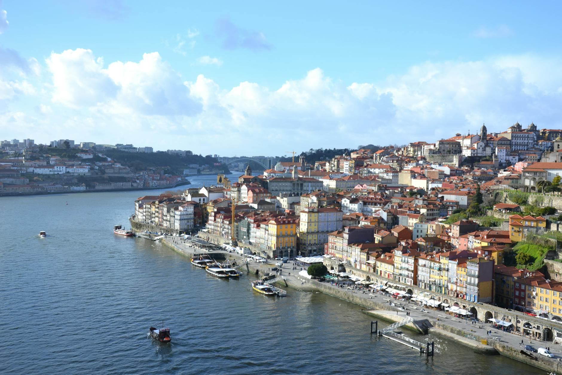 Portugal en 2026: la guía definitiva del país que todo viajero español debería conocer (mejor que nunca) 2 Edificios coloridos de la Ribeira de Oporto junto al Duero