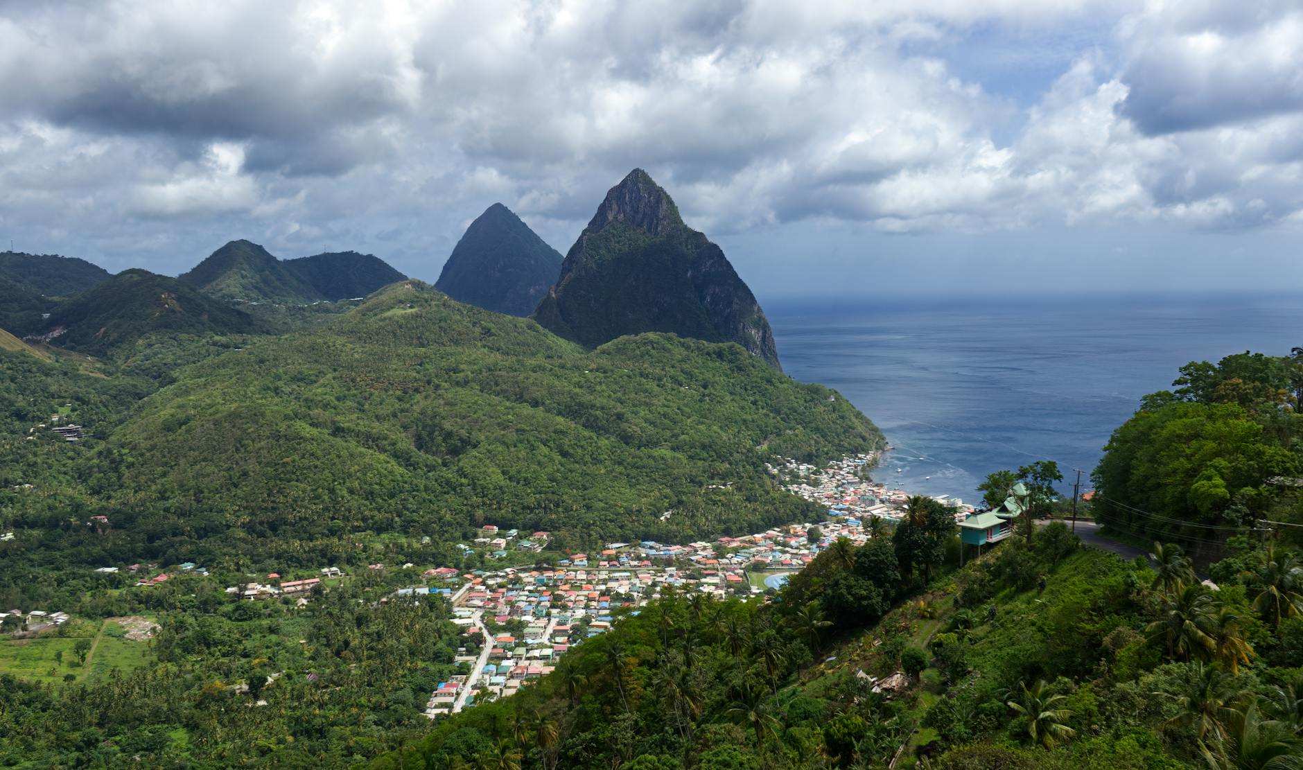 Santa Lucía: la isla del Caribe que merece el viaje (y lo que nadie te cuenta) — Guía 2026 4 Vegetación tropical de Soufrière con los Pitons al fondo