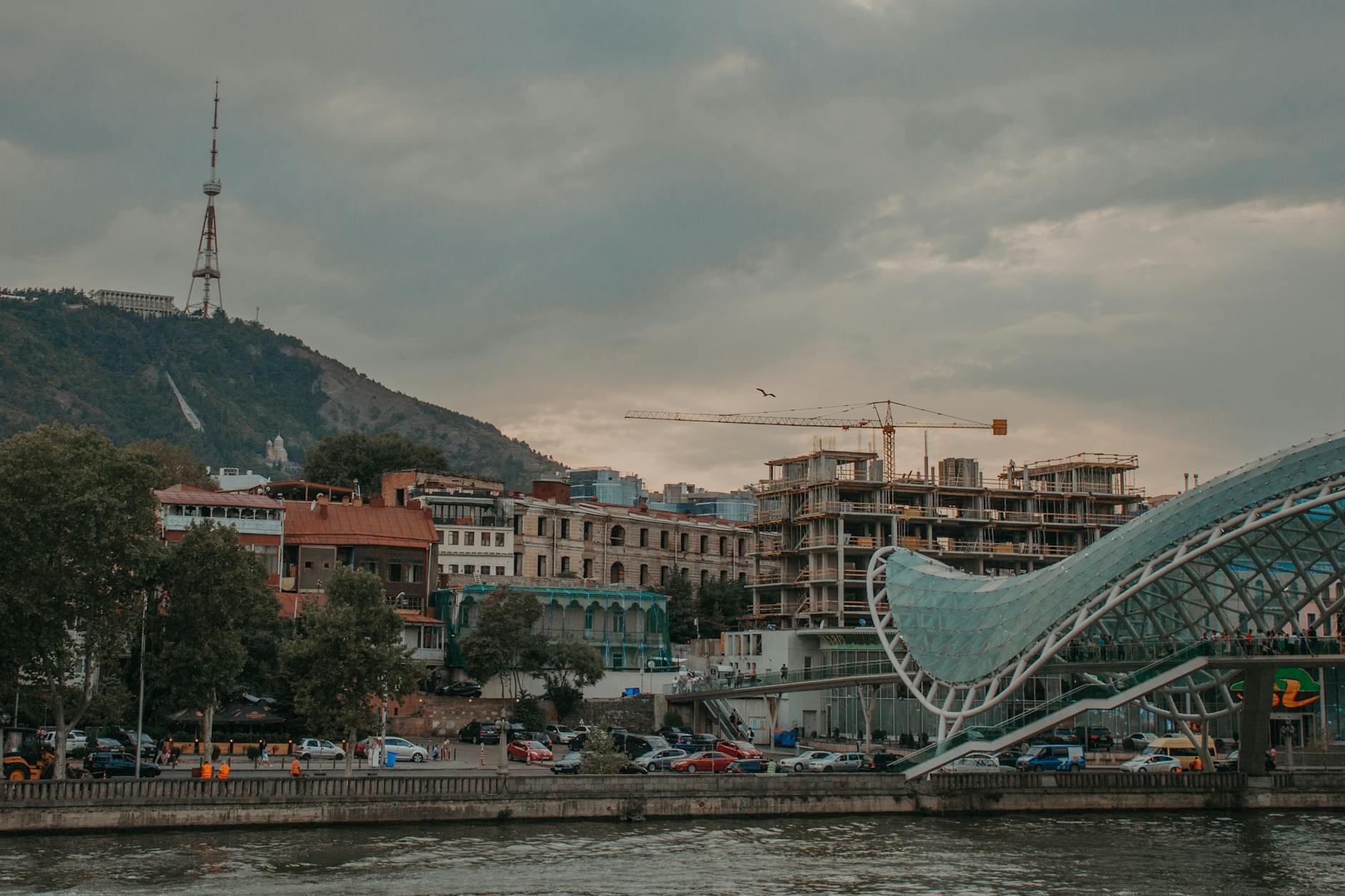 Georgia: guía con criterio del destino que ha conquistado a los viajeros europeos en 2026 1 Puente de la Paz sobre el río Kura en Tiflis, Georgia