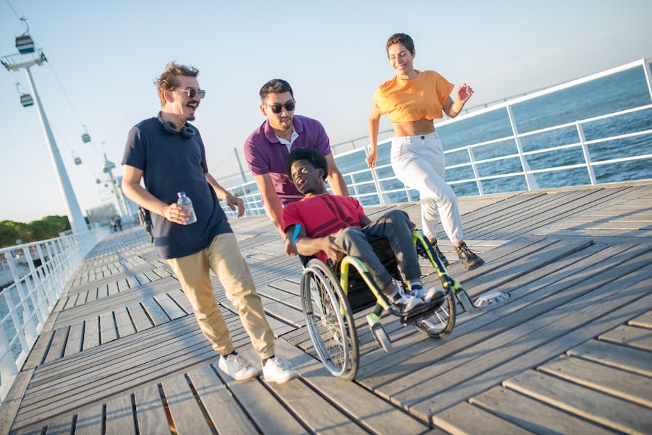 Turismo accesible en 2026: guía completa de recursos para viajar sin barreras 4 Grupo de amigos en paseo marítimo con silla de ruedas, viajando juntos accesiblemente