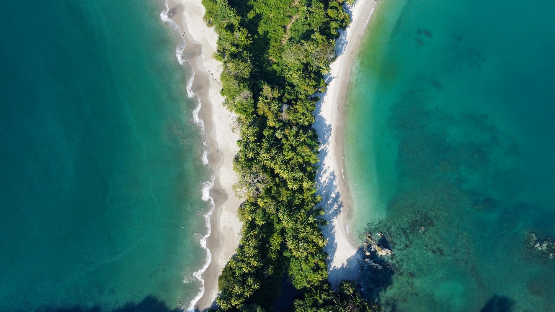 Vista aérea de la playa Manuel Antonio con selva verde y aguas turquesa en Costa Rica