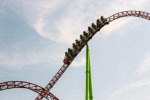 Montana rusa de lanzamiento a alta velocidad como Furius Baco en PortAventura