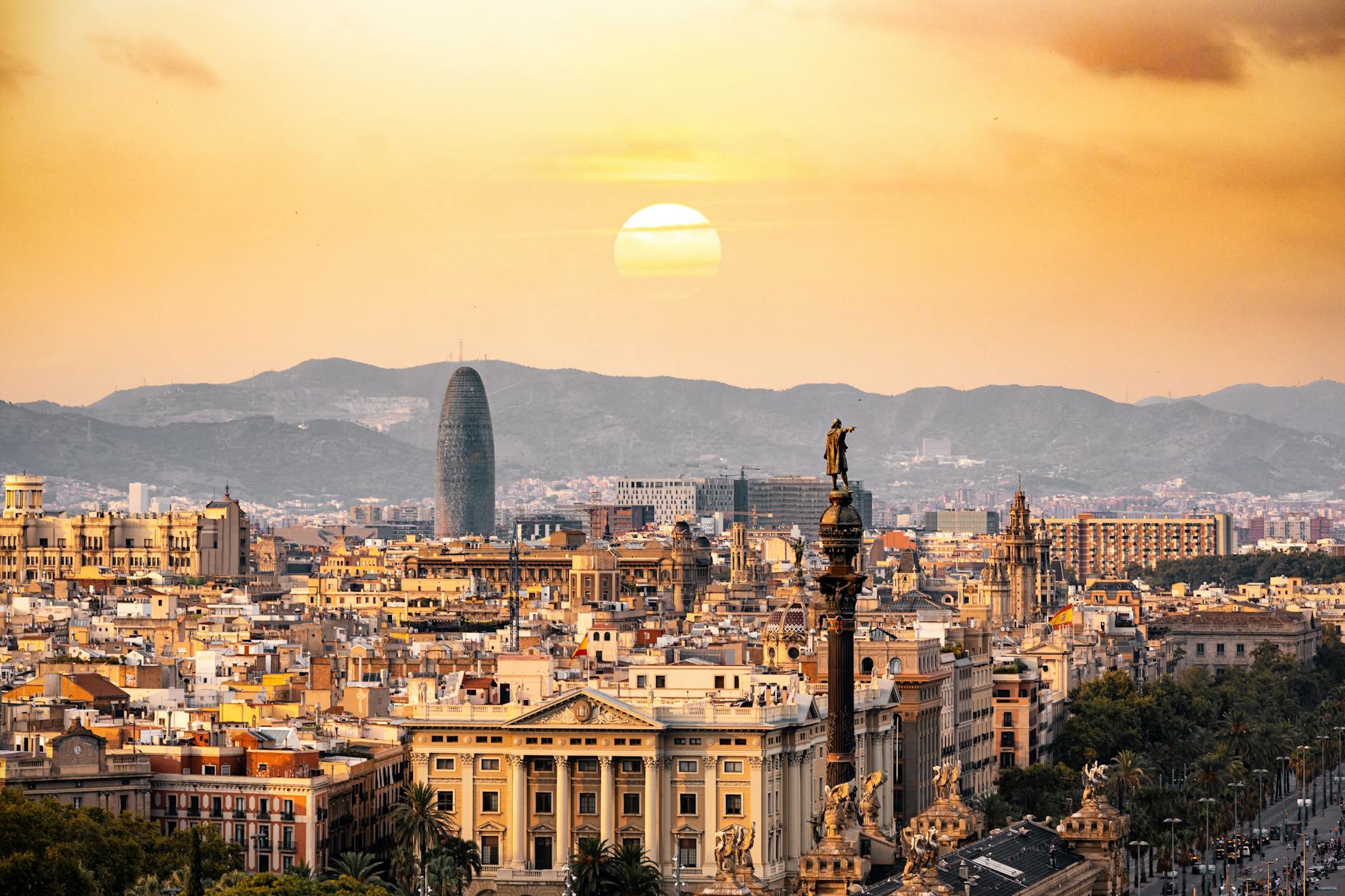 Skyline de Barcelona al atardecer con la Sagrada Familia al fondo
