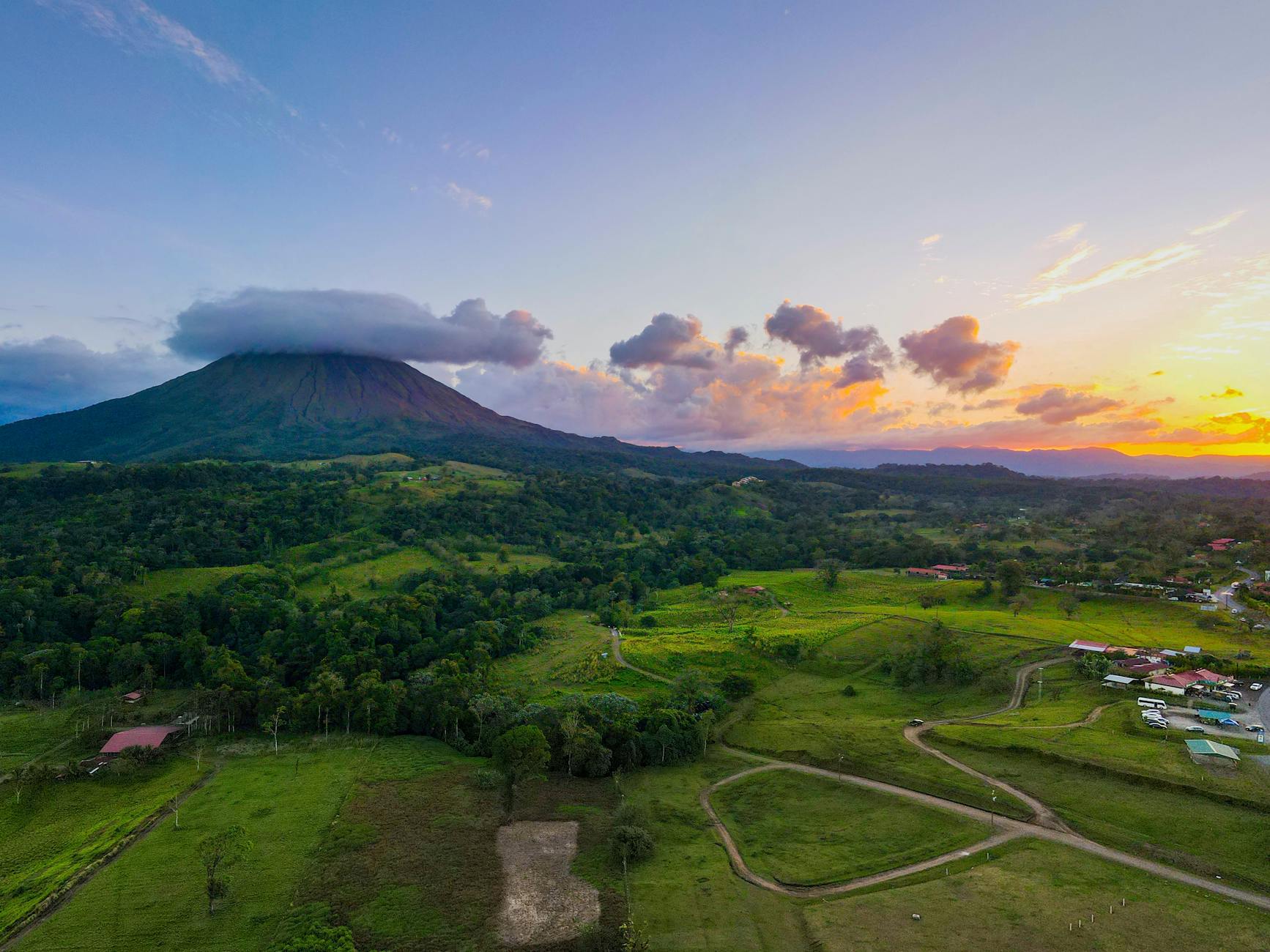 Volcán Arenal al atardecer en Costa Rica con paisaje selvático exuberante