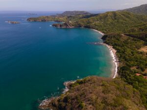 Vista aérea de la costa de Guanacaste, Costa Rica, con aguas azul turquesa y selva tropical