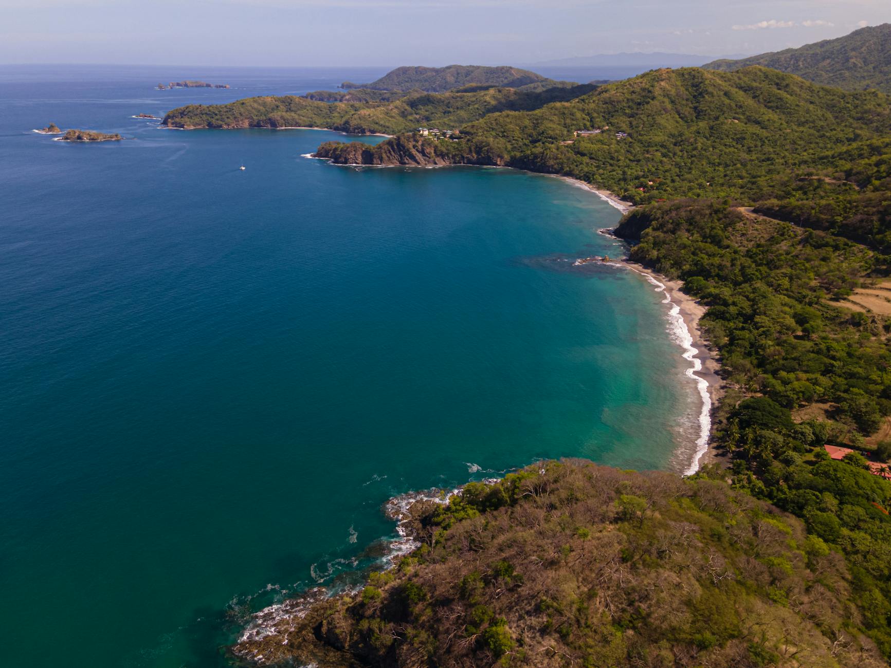 Vista aérea de la costa de Guanacaste, Costa Rica, con aguas azul turquesa y selva tropical