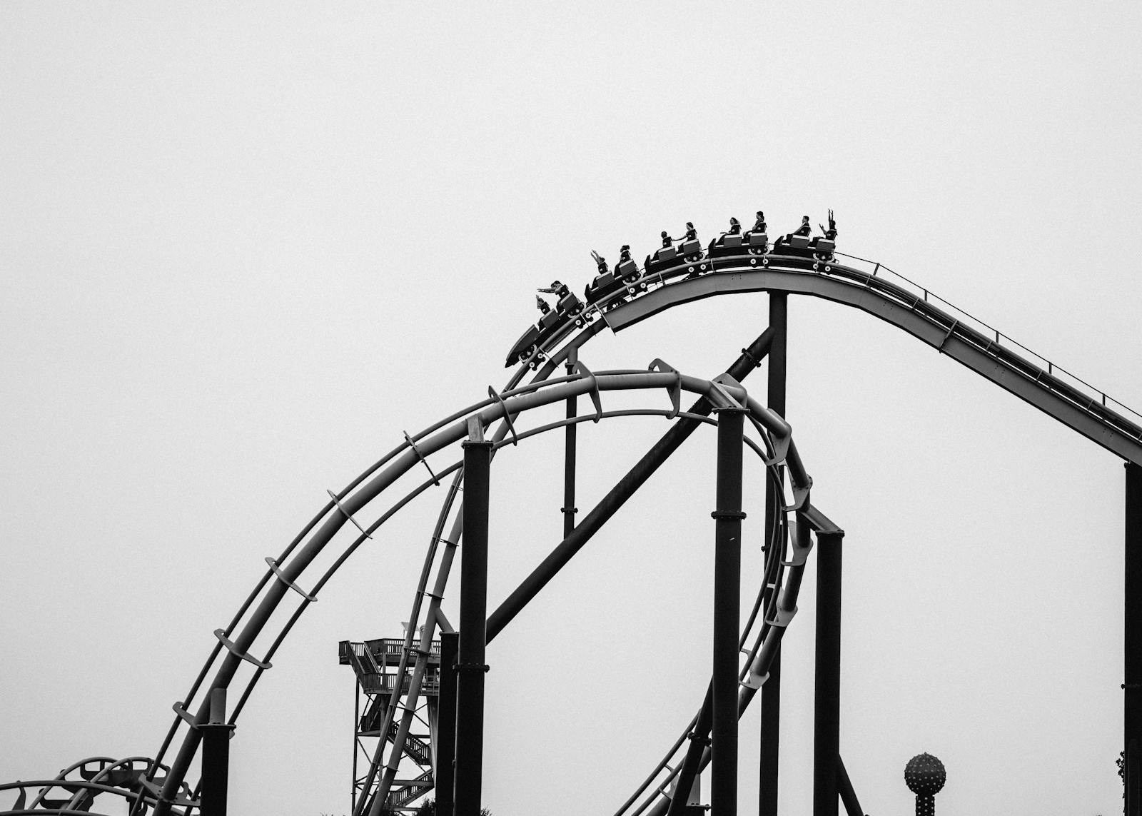 Imagen dramatica de una montana rusa en blanco y negro