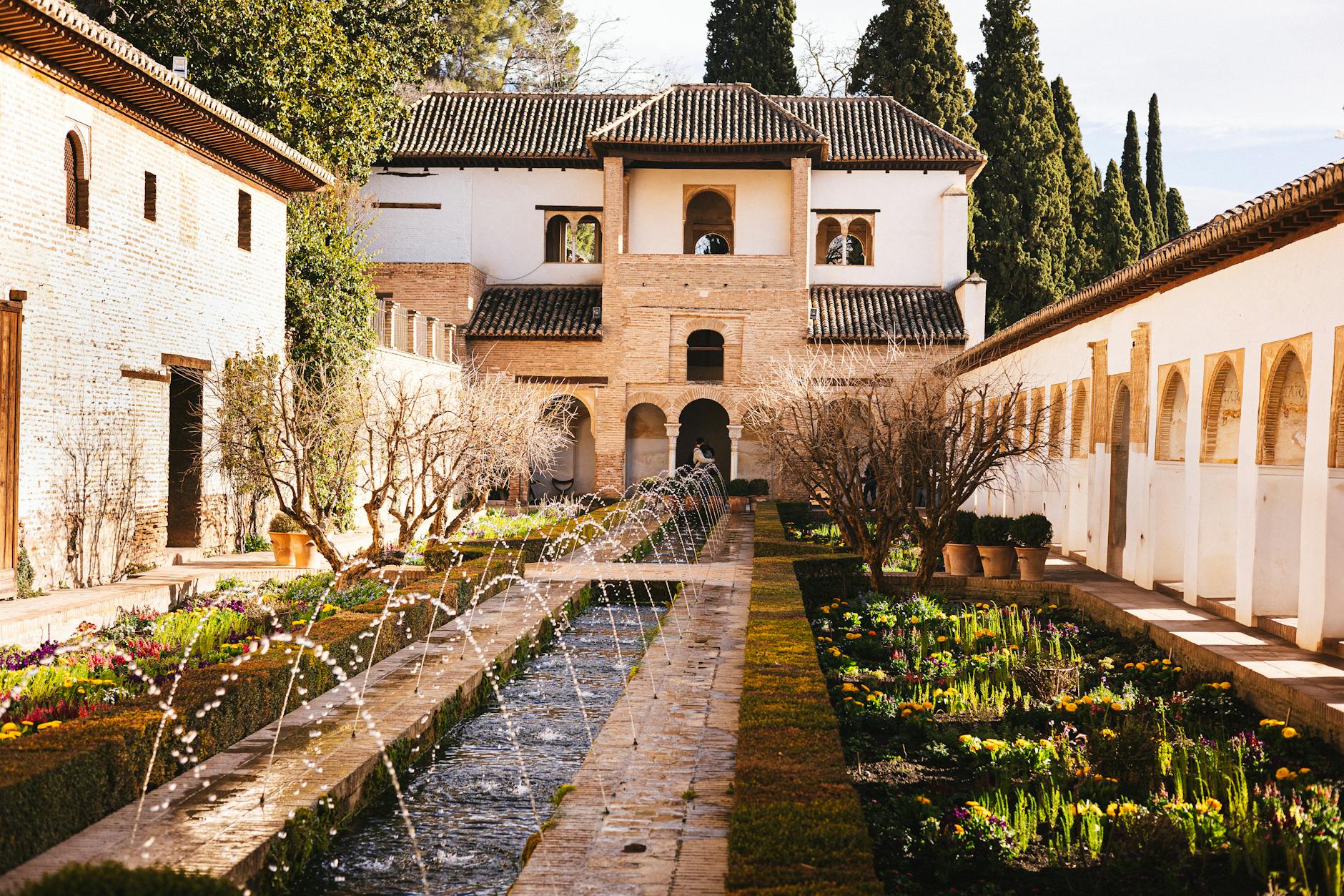 Jardin interior de la Alhambra con columnas y vegetacion mediterranea