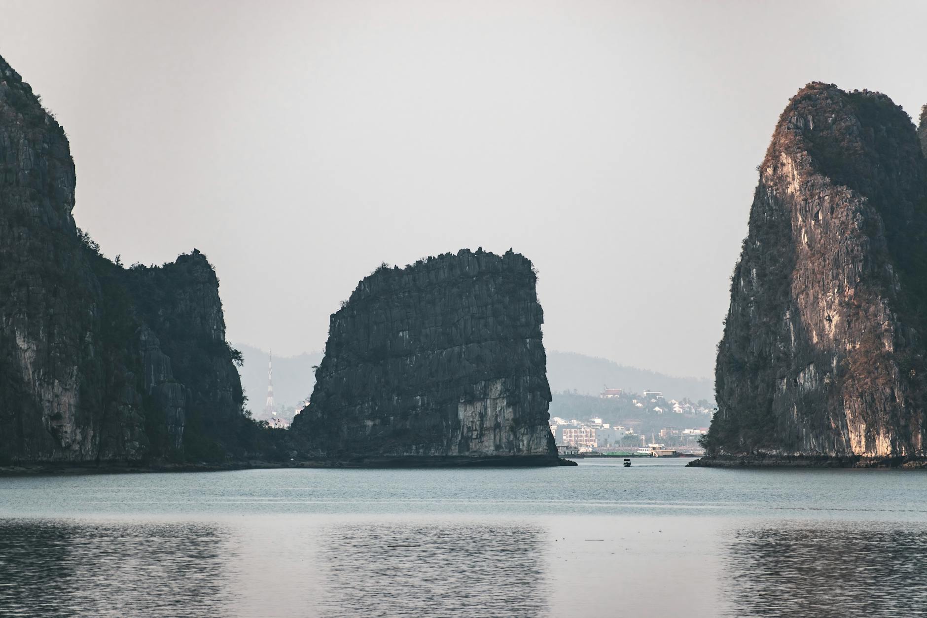 Islas kársticas de la bahía de Ha Long en aguas esmeralda, Vietnam