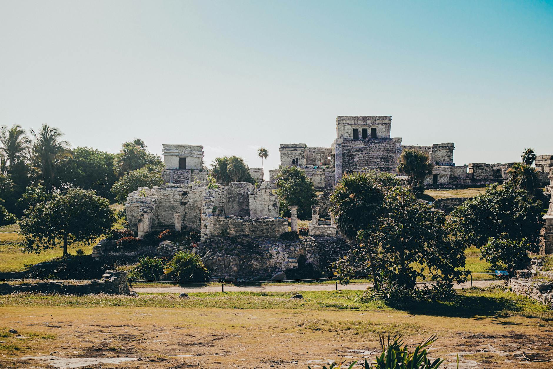 Ruinas mayas de Tulum sobre el acantilado del Caribe mexicano