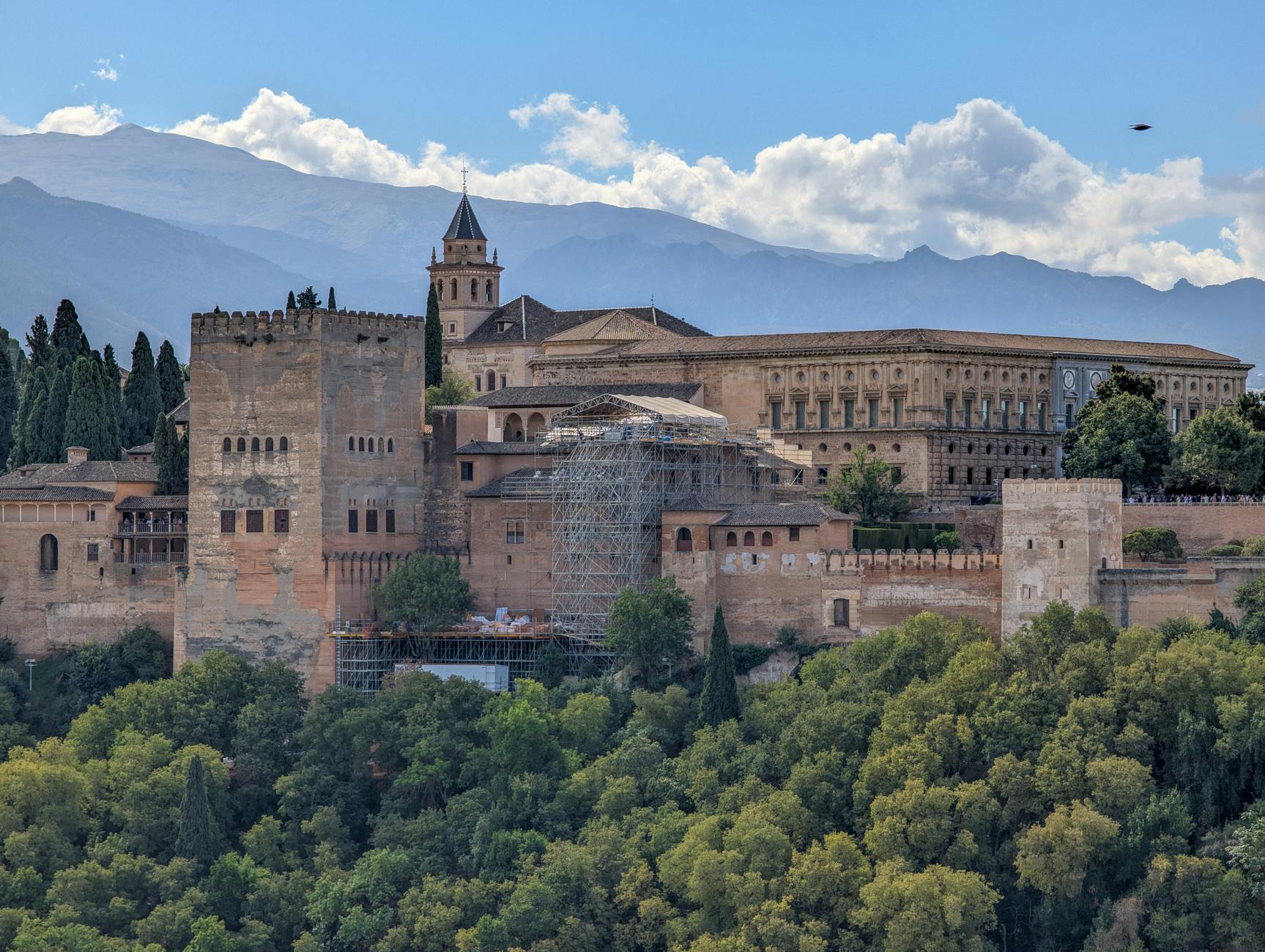 Vista panoramica de la Alhambra de Granada con Sierra Nevada al fondo
