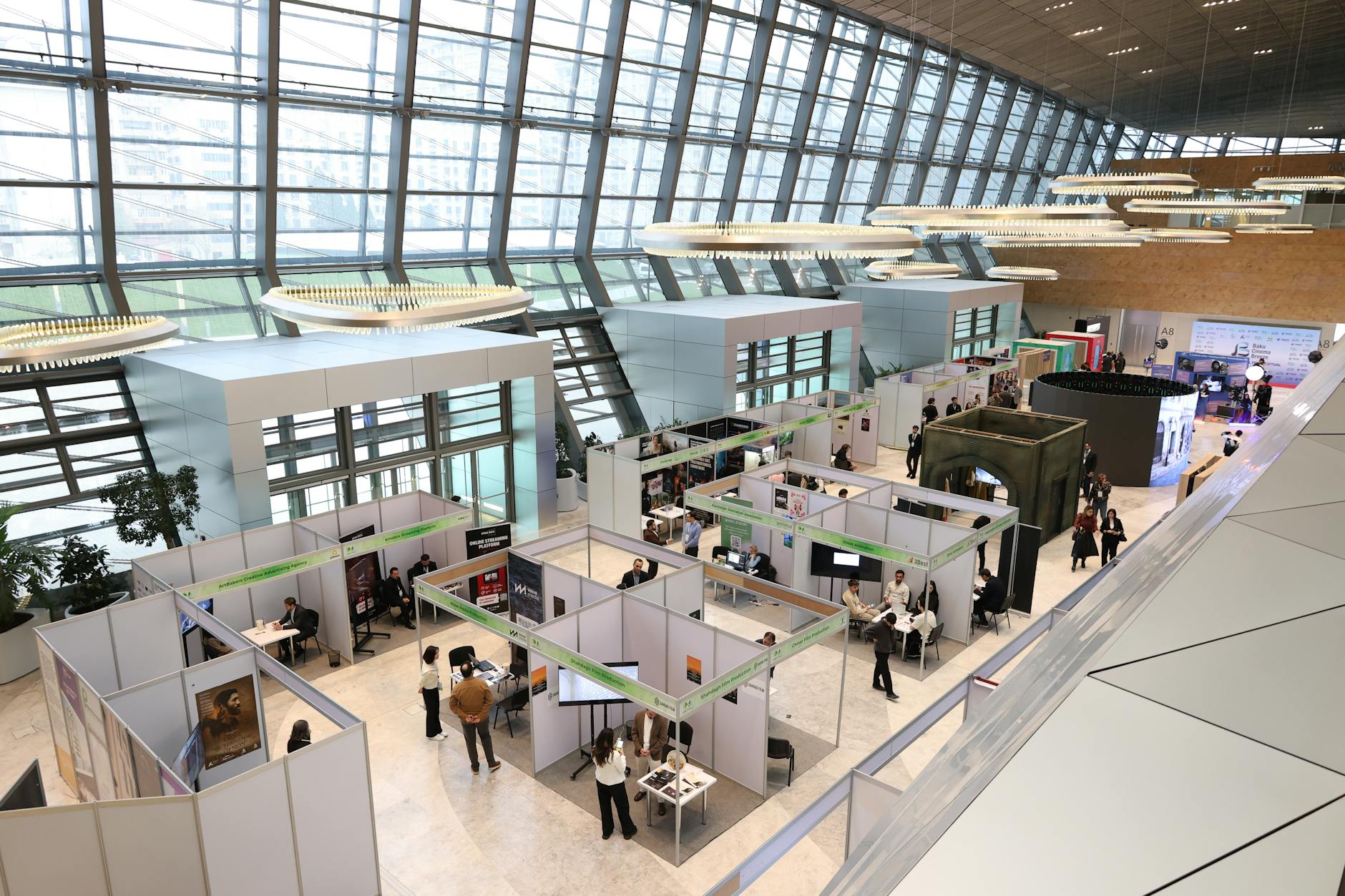 Feria de turismo con publico recorriendo stands de expositores