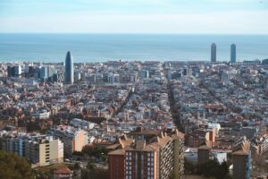 Vista aerea de Barcelona con el mar Mediterraneo al fondo, sede de B-Travel