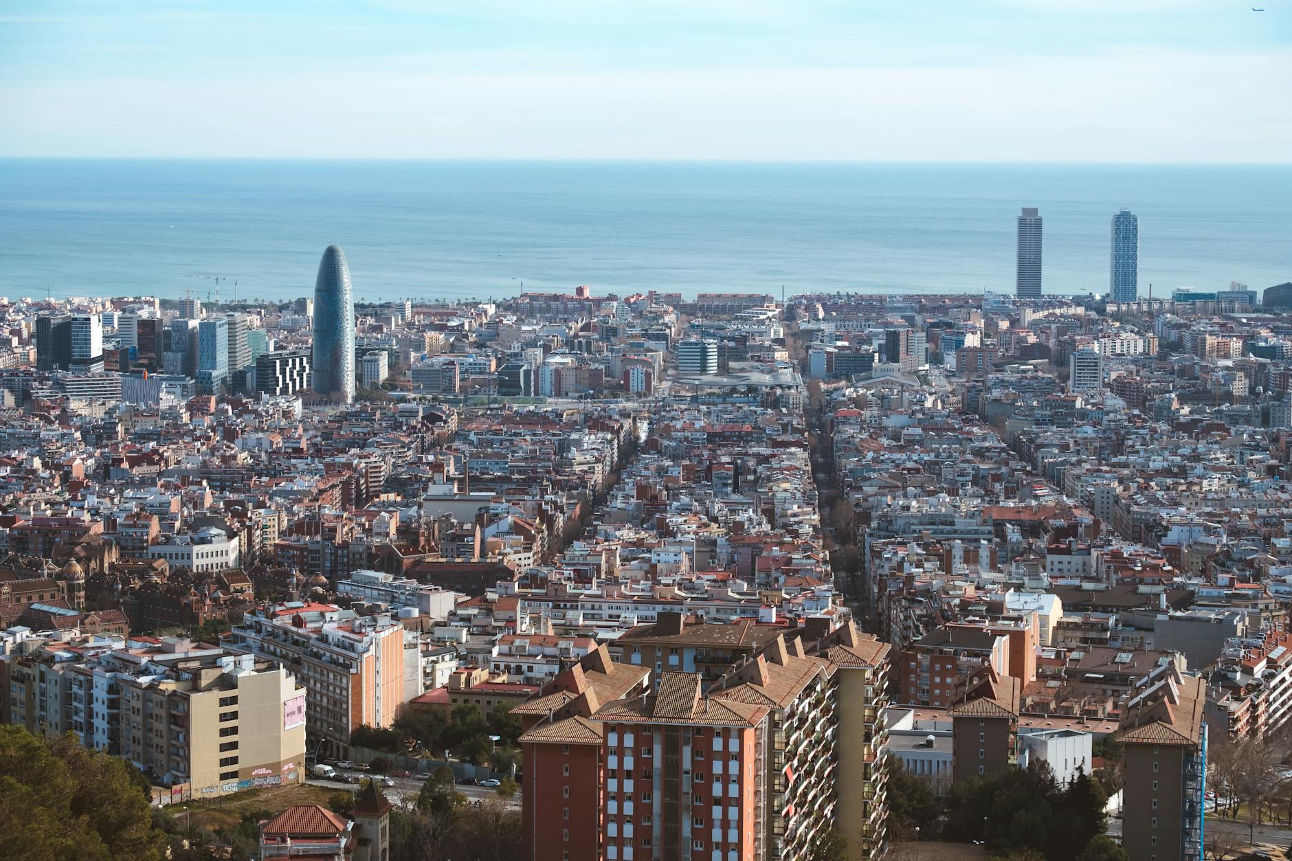 Vista aerea de Barcelona con el mar Mediterraneo al fondo, sede de B-Travel