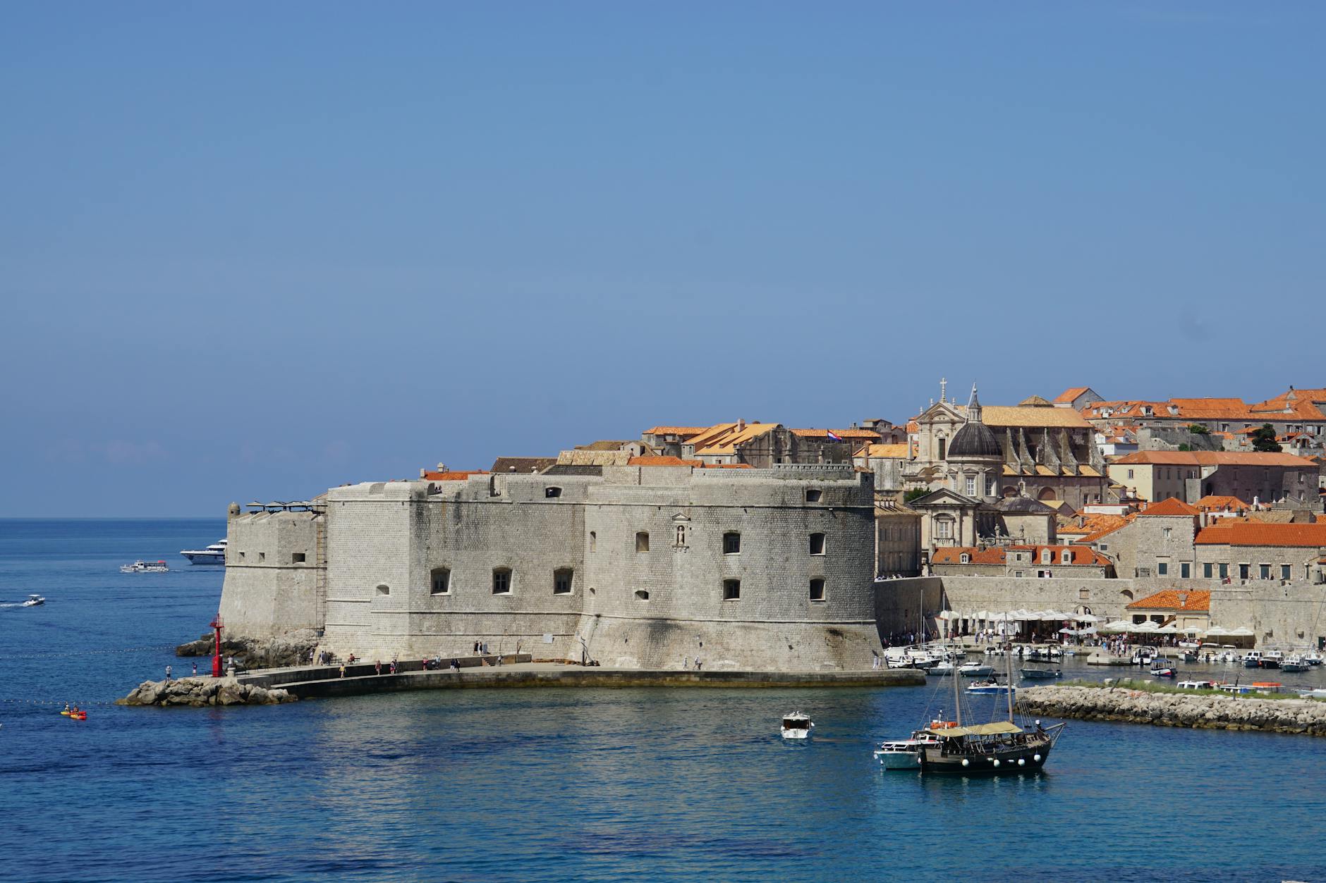 Ciudad vieja de Dubrovnik con murallas medievales sobre el mar Adriático, Croacia