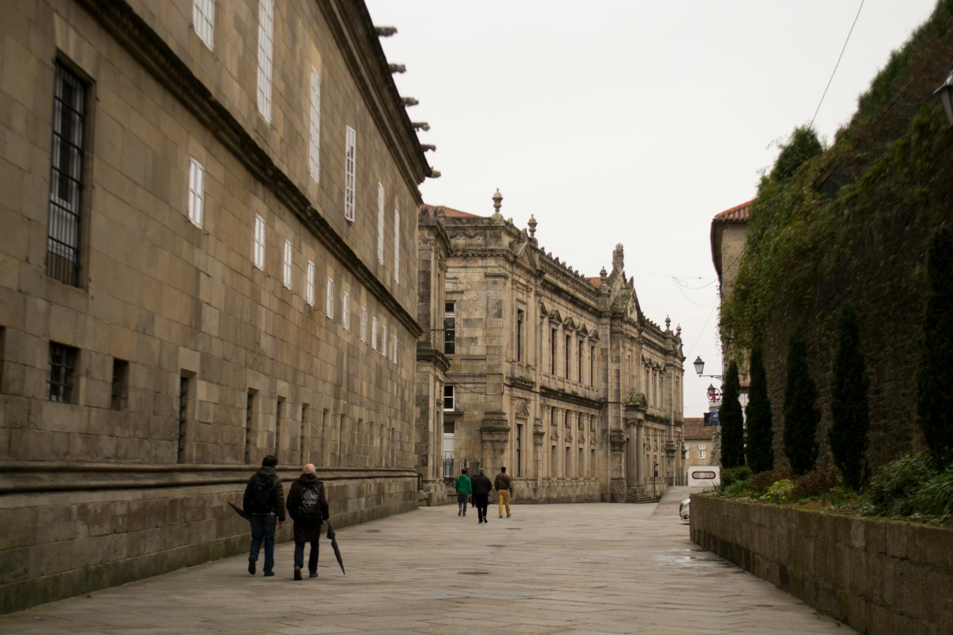 Peregrinos caminando por una calle historica del casco viejo de Santiago de Compostela