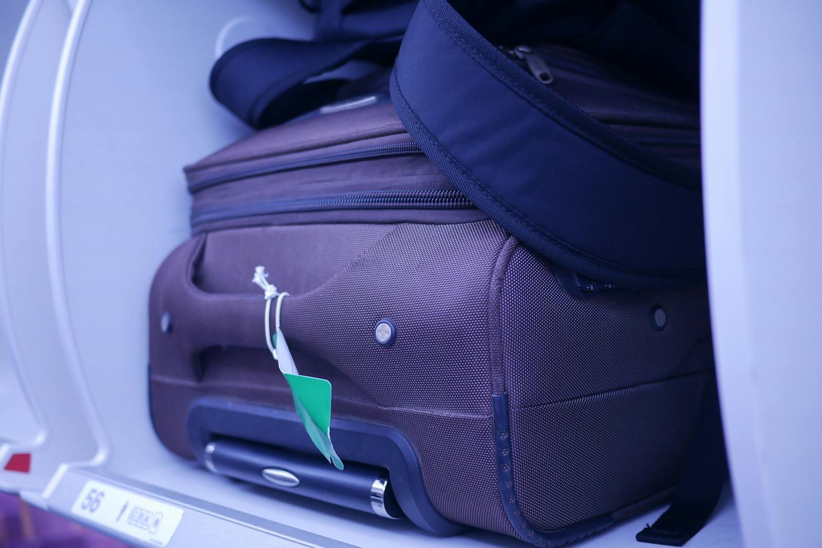 Equipaje de mano en compartimento superior del avion - maleta cabina low cost