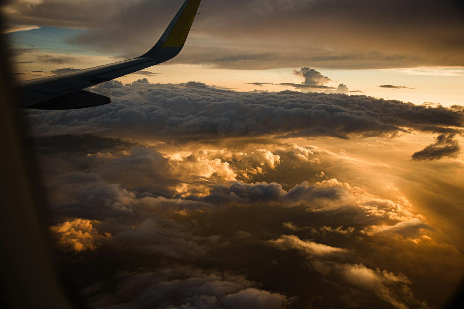 Vista espectacular de nubes al atardecer desde ventanilla de avion