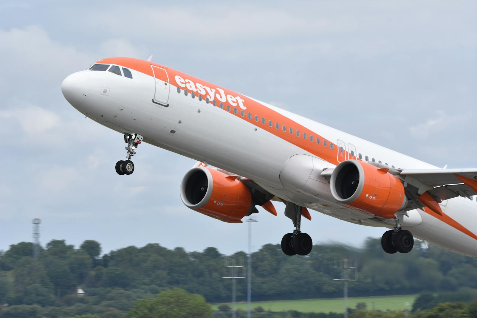 Airbus A320 de EasyJet despegando de aeropuerto - aerolinea low cost europea