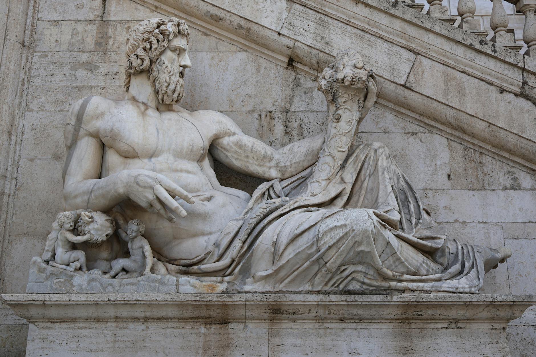 Detalle de escultura de marmol de un dios romano expuesta en los Museos Capitolinos