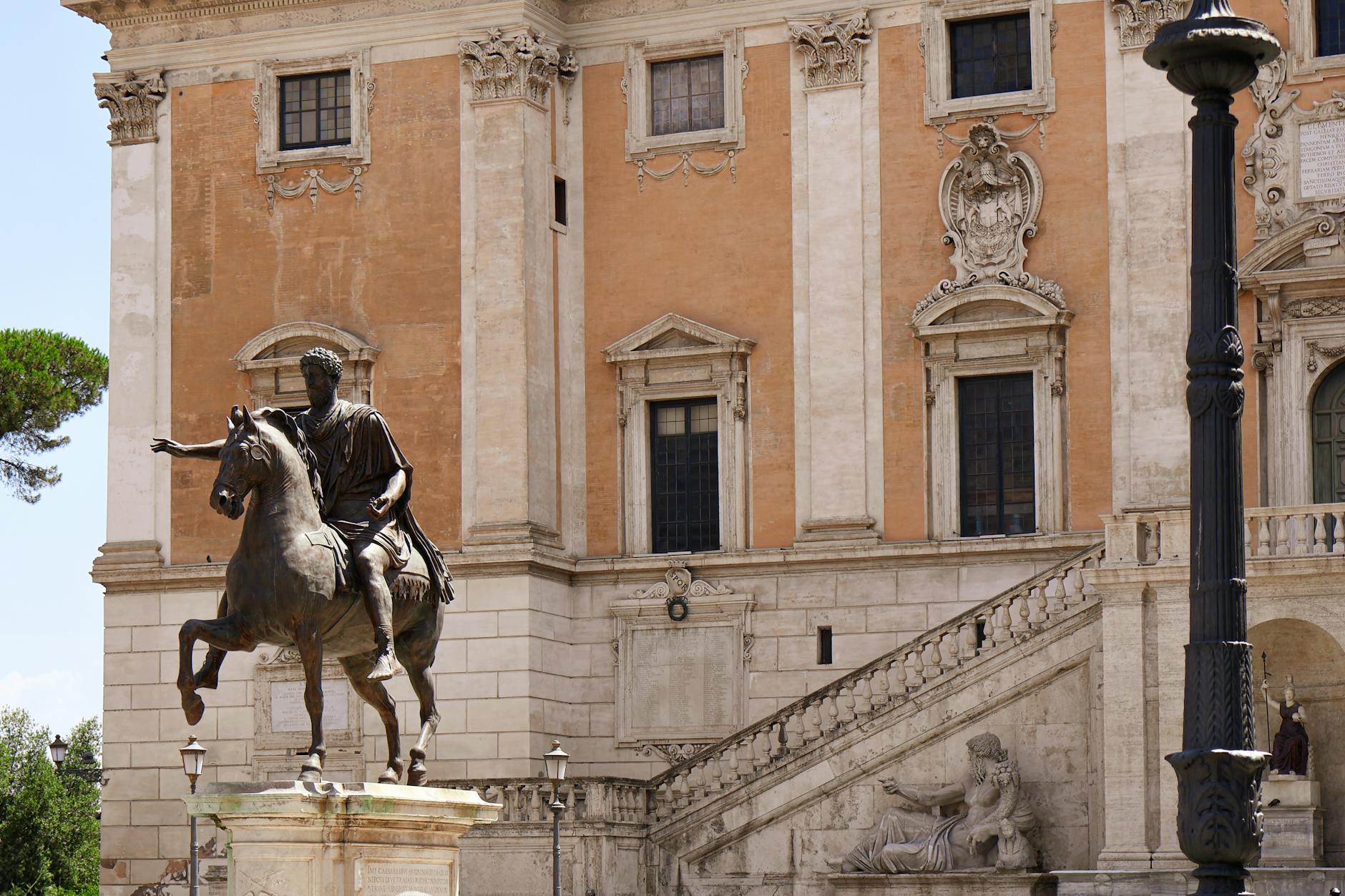 Estatua ecuestre de Marco Aurelio en la colina capitolina frente al palacio renacentista