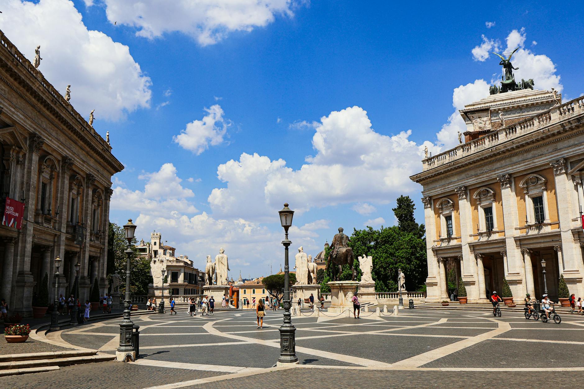 Turistas explorando la Piazza del Campidoglio de Roma diseñada por Miguel Angel