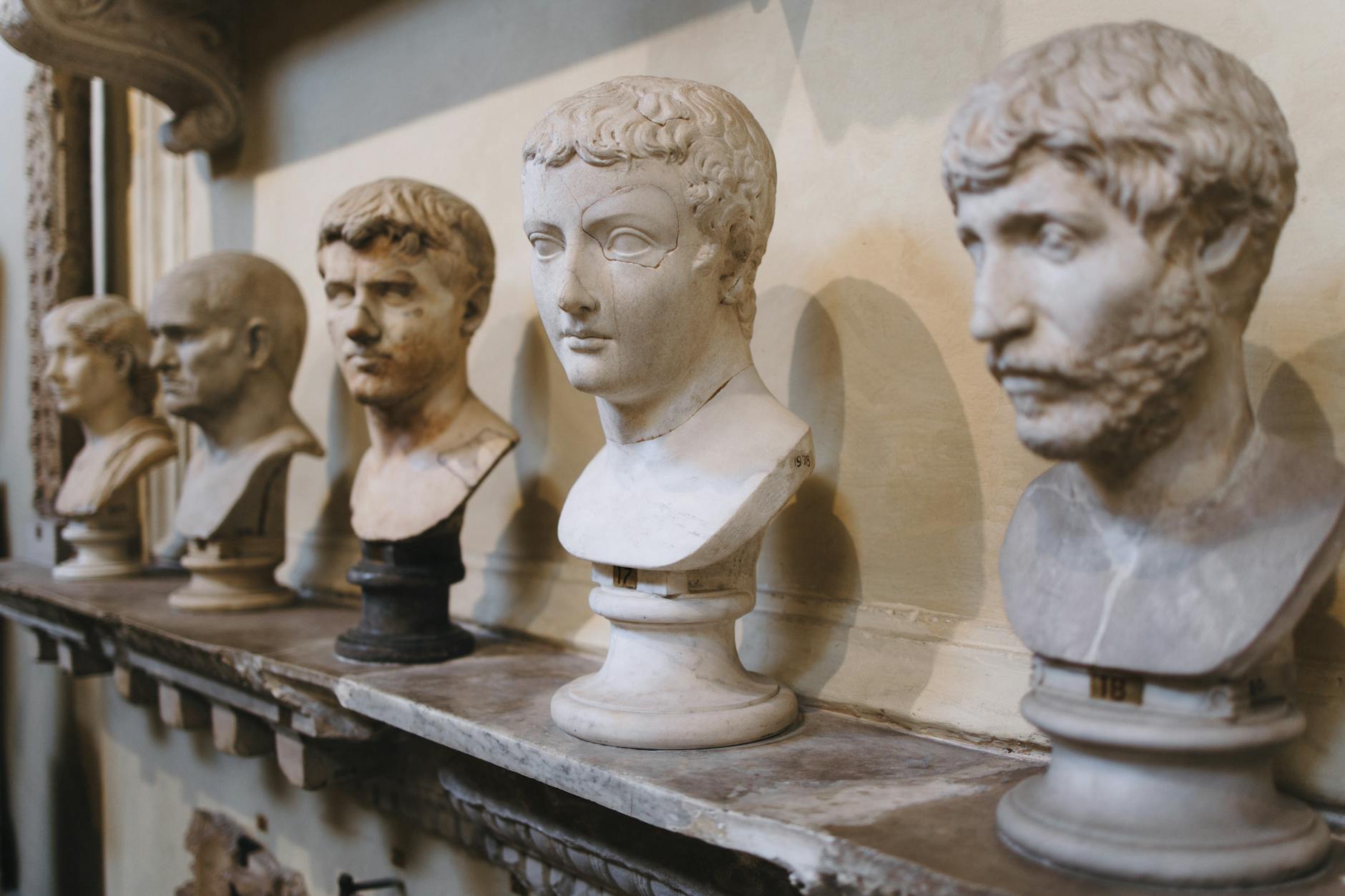 Coleccion de bustos de marmol romanos antiguos expuestos en un museo