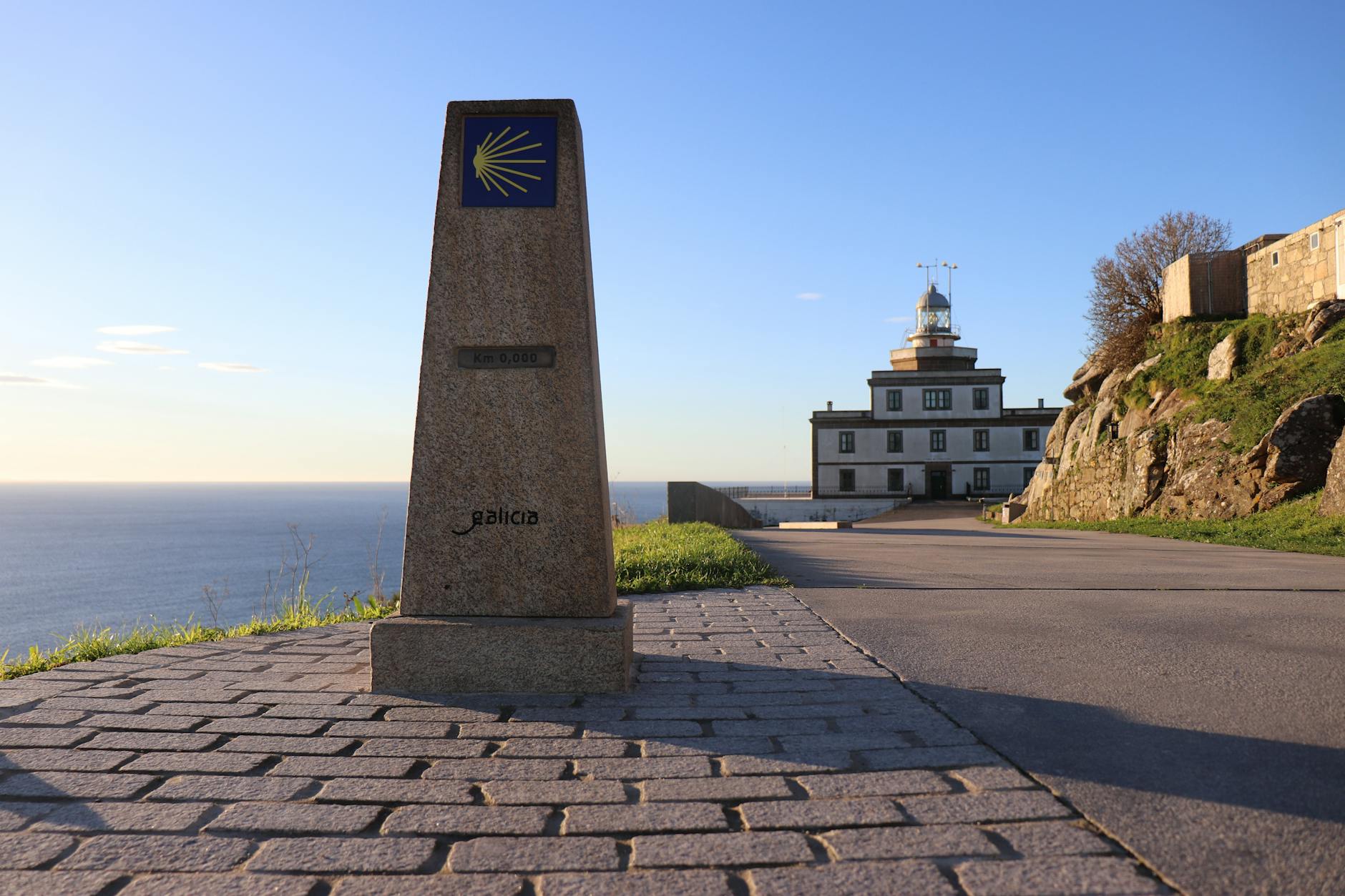 Faro de Finisterre bajo cielo azul en Galicia, punto final tradicional del Camino de Santiago