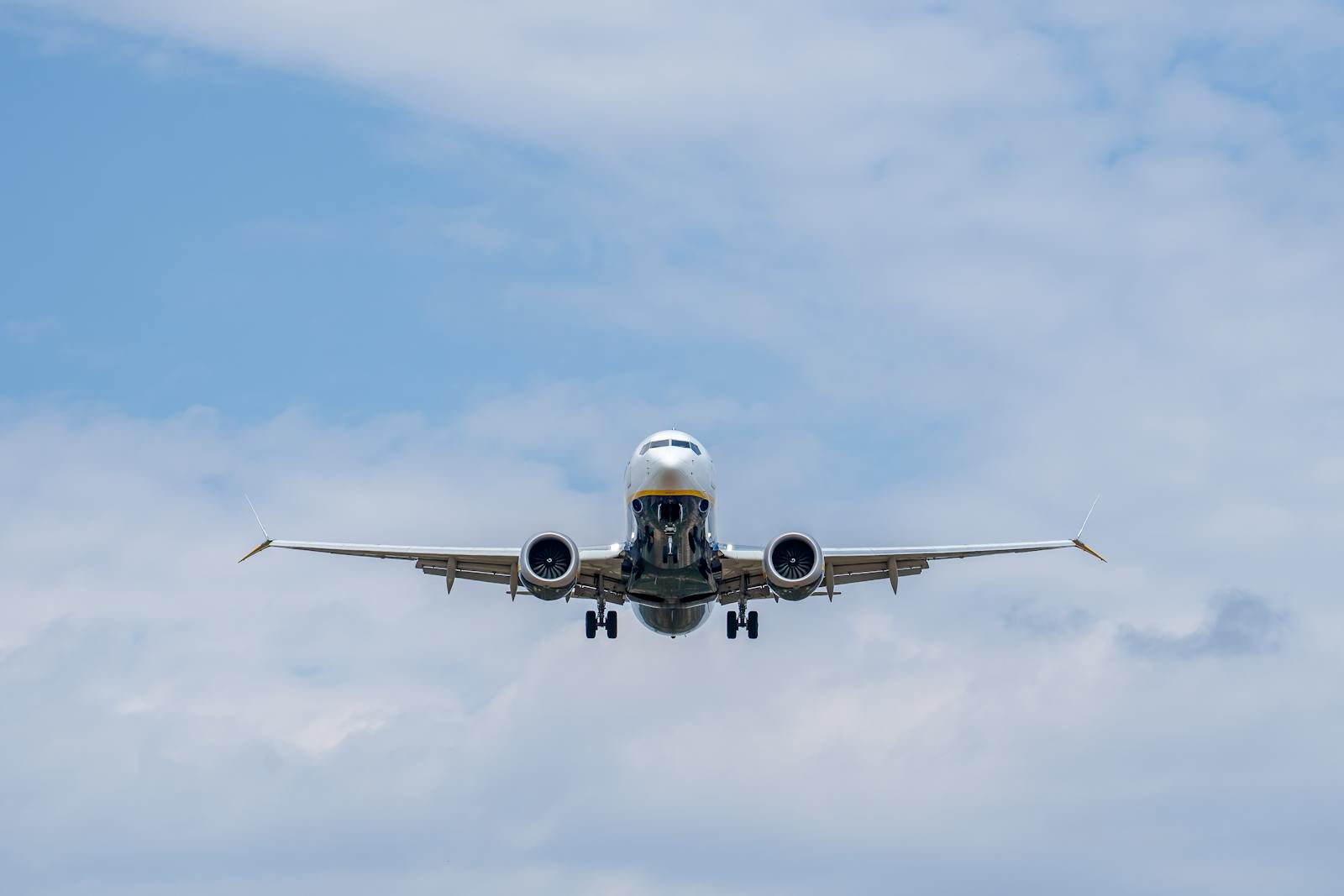 Avion aterrizando en aeropuerto de Valencia Manises bajo cielo azul