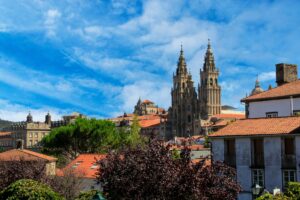 Catedral de Santiago de Compostela bajo un cielo azul vibrante, final del Camino de Santiago