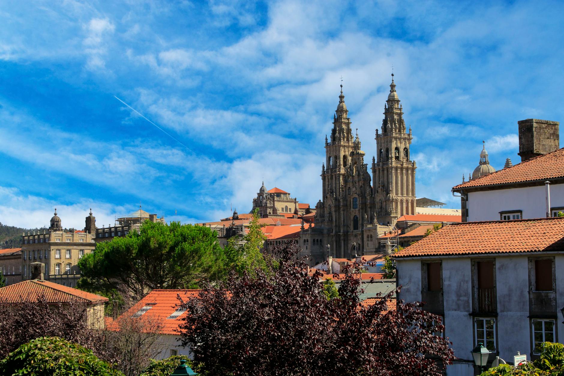 Catedral de Santiago de Compostela bajo un cielo azul vibrante, final del Camino de Santiago