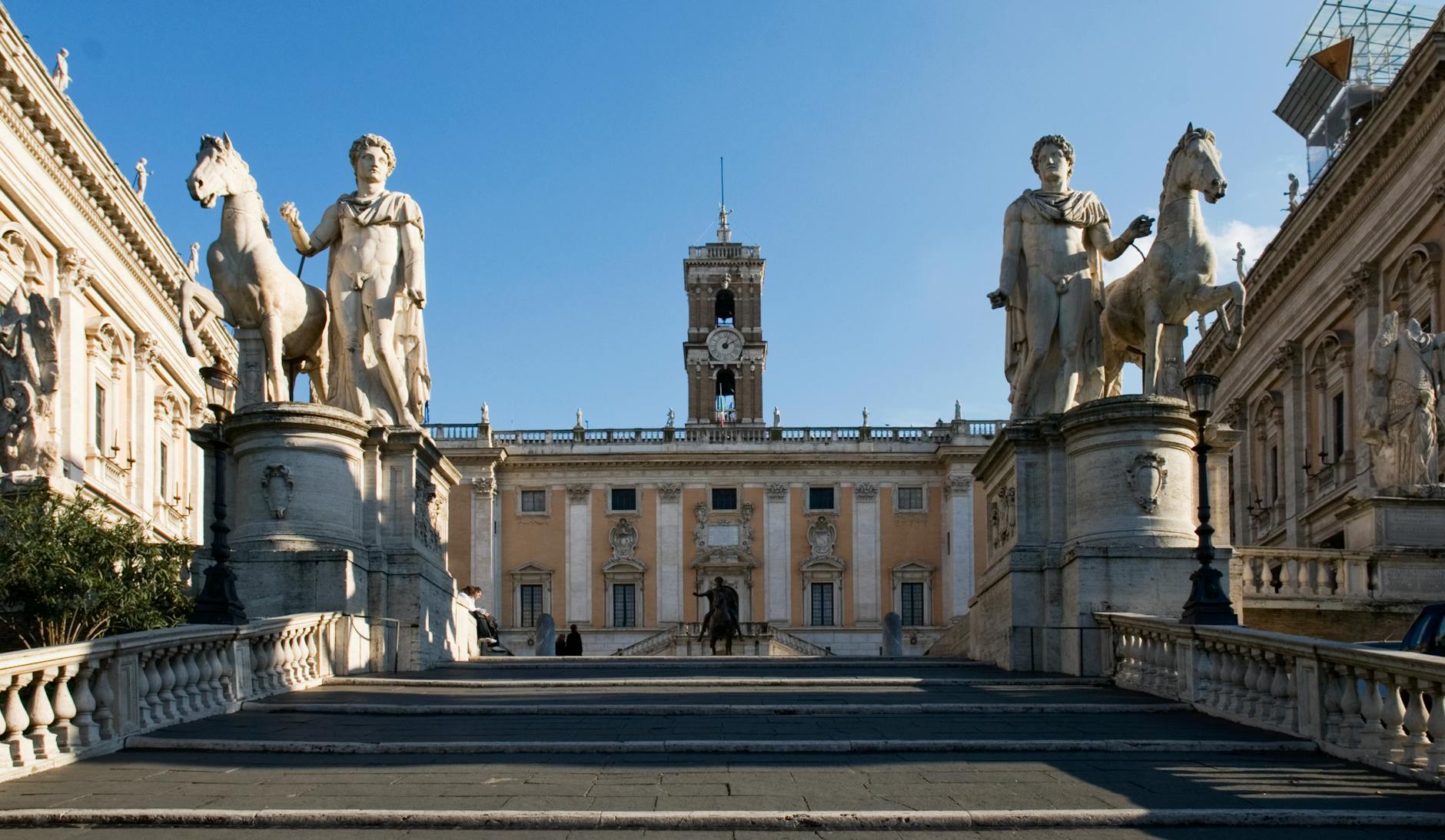 Estatuas majestuosas de la colina capitolina bajo el sol de Roma